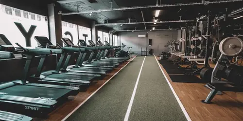 JUSTGYM Sölvesborg håller Öppet varje dag Året runt(inklusive helgdagar)Från kl 05.00 till 24.00Hur blir man medlem?KURS Styrketräning och konditionsträningÄr du helt ny för styrketräning? Få med dig denna kursen som omfattar både grunderna för styrka och konditionsträning.Dag 1:​Styrketräning och konditionsträning:​Är du nyfiken på träning? Vill du förstå i teorin varför du ska träna som du gör? Hur du ska nå dina träningsmål? Vad du i praktiken ska träna och äta? - Då är detta kursen för digHur fungerar kroppen?Hur tränar jag muskelgrupperna?&nbsp;Hur bränner jag fett?Hur bygger jag muskler?Hur blir jag starkare?Hur fungerar maskinerna?Hur fungerar fria vikter?Hur fungerar konditionsmaskinerna?Vad ska jag äta?Vad ska jag träna?Vad ska jag tänka?Vad ska jag göra för att återhämta mig?​JUSTGYM SölvesborgLördagSöndag790 kr pr platsDag 2 &nbsp;Bemästra baslyften:​Vill du lära dig mer om Knäböj, marklyft och bänkpress? Hur du ska bli bättre på dem? Vad du konkret ska göra föra att träna på dem ut efter din förutsättningar? Då är detta kursen för dig .​KnäböjRörlighet till knäböjProgressionsstege Splittknäböj med hantlar - Splittknäböj med stång - Goblett Knäböj - Knäböj Fram - Knäböj BakSpecifik Uppvärmning&nbsp;Hur blir jag starkare i knäböj? &nbsp;MarklyftTeknik till marklyft&nbsp;Progressionsstege RDL Rak - RDL Böj - Upphöjda Marklyft -&nbsp;Specifik Uppvärmning&nbsp;Hur blir jag starkare i marklyft?&nbsp;BänkpressTeknik till BänkpressProgressionsstege Pushup - Kabelpress - Hantelpress - Bänkpress&nbsp;Specifik Uppvärmning&nbsp;Hur blir jag starkare i bänkpress?Träffa din lärareSebastian HedmanMitt namn är Sebastian Hedman och jag har jobbat med träning på heltid sedan 19års ålderTränarkarriären inleddes på en stor gymkedja i Norge.Där har jag utbildat tränare över hela landet med ansvar för den högsta licensiering i systemet, samt gjort över 10 000 PT-timmar.Mitt klientel igenom åren består av allt från glada motionerande amatörer till professionella idrottare och olympiska deltagare.&nbsp;Utöver att utbilda andra tränare så har jag även flera års erfarenhet som föreläsare på företag inom både fysisk och mental träning.&nbsp;Personlig träning online hemma, eller på gymmet!Vad är en personlig tränare?En personlig tränare (PT) kan ge dig känsla av att bemästra träning som är svår att uppnå på egen hand!Även om du har tränat i många år på egen hand, så kommer en PT kunna ge dig mer varierade och meningsfulla träningar.Bättre hälsaViktreduktion&nbsp;Att bli starkareBättre kondition&nbsp;Strama uppFörebygga skadorTräningsprogram&nbsp;Kontrollera din fysiska statusPris från&nbsp;kr 850X-FORCE – UNIK TRÄNINGSMETODDen nya världsunika och patenterade svenska uppfinningen X-Force är en träningsmaskin som ökar den negativa belastningen med 40 %.Detta gör att du som användare kan träna betydligt kortare tid och få större effekt med garanterat bättre resultat, endast 6 – 12 repetitioner per maskin var 7 – 14 dagar.Varför negativ träning?Negativ träning har många fördelar.Musklerna kan arbeta med betydligt högre belastning excentriskt än koncentrisk och en tyngre last innebär också effektivare träning med snabbare resultat.För att förbättra muskelstyrkan överbelastar du muskeln och om den excentriska lasten är större tröttar du ut muskeln snabbare.Excentrisk träning kräver mindre syre än koncentrisk vilket påfrestar hjärtat mindre men ökar blodtrycket.Här är de 15st mest sökta gymmen på GymKarta i Juli 2023Nordic Wellness Lindholmen på Lindholmsallén 20 i GöteborgSATS Gamlestaden på Gamlestadstorget 7 i GöteborgSTC Sävedalen - Göteborgsvägen 104 - GymKarta.seSTC munkebäck på Munkebäcks Allé 26 i GöteborgNordic Wellness Göteborg Kviberg Arena - GymKarta.seNordic Wellness Kungälv Kongahälla - GymKarta.seActic Lerum - Vattenpalatset på Häradsvägen 3 i Lerum&nbsp;Maximus Gym Brunnsbo på Folkvisegatan 15 i GöteborgSATS Hovås på Björklundabacken 2 i Hovås - GymKarta.seNordic Wellness Backaplan på Gustaf Dalénsgatan 13Fitness24Seven på Lergöksgatan 6 i Västra FrölundaSATS Askim (Sisjön stora) på Ekonomivägen 6 i AskimSTC på Ekenleden 10 i Kållered - GymKarta.seNordic Wellness Marklandsgatan - GymKarta.seNordic Wellness på Vasagatan 7 i Göteborg